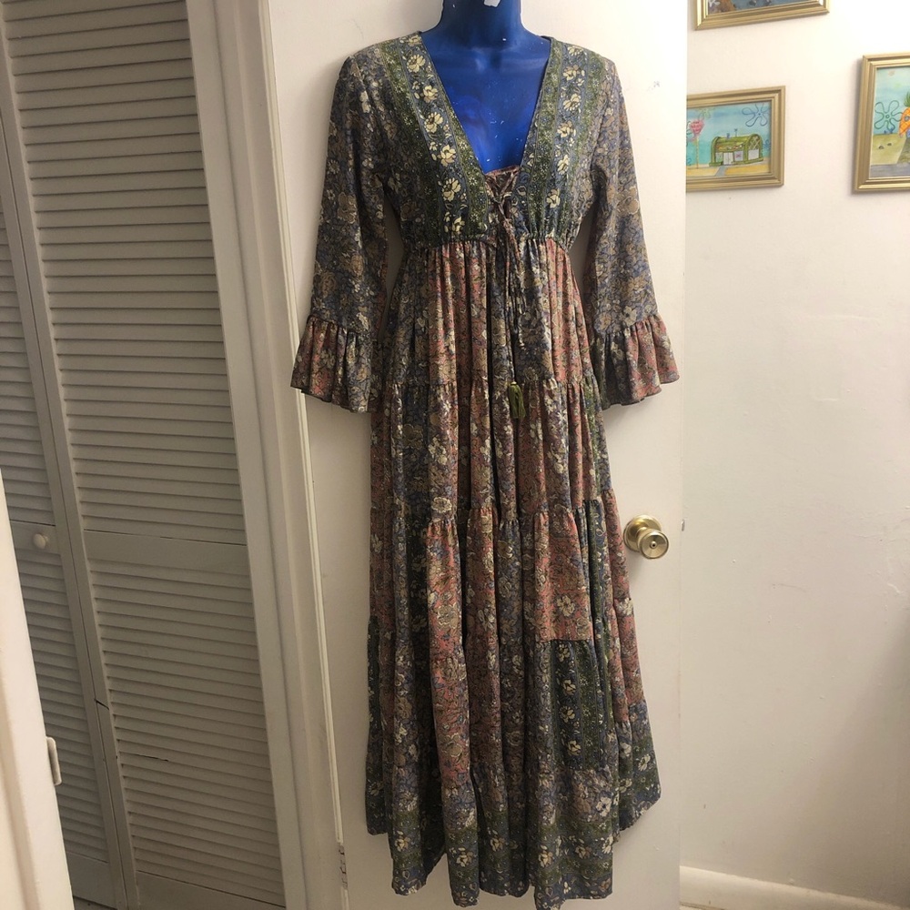 Boemo Boho-chic maxi dress with floral pattern, corset-neckline, and bell sleeve